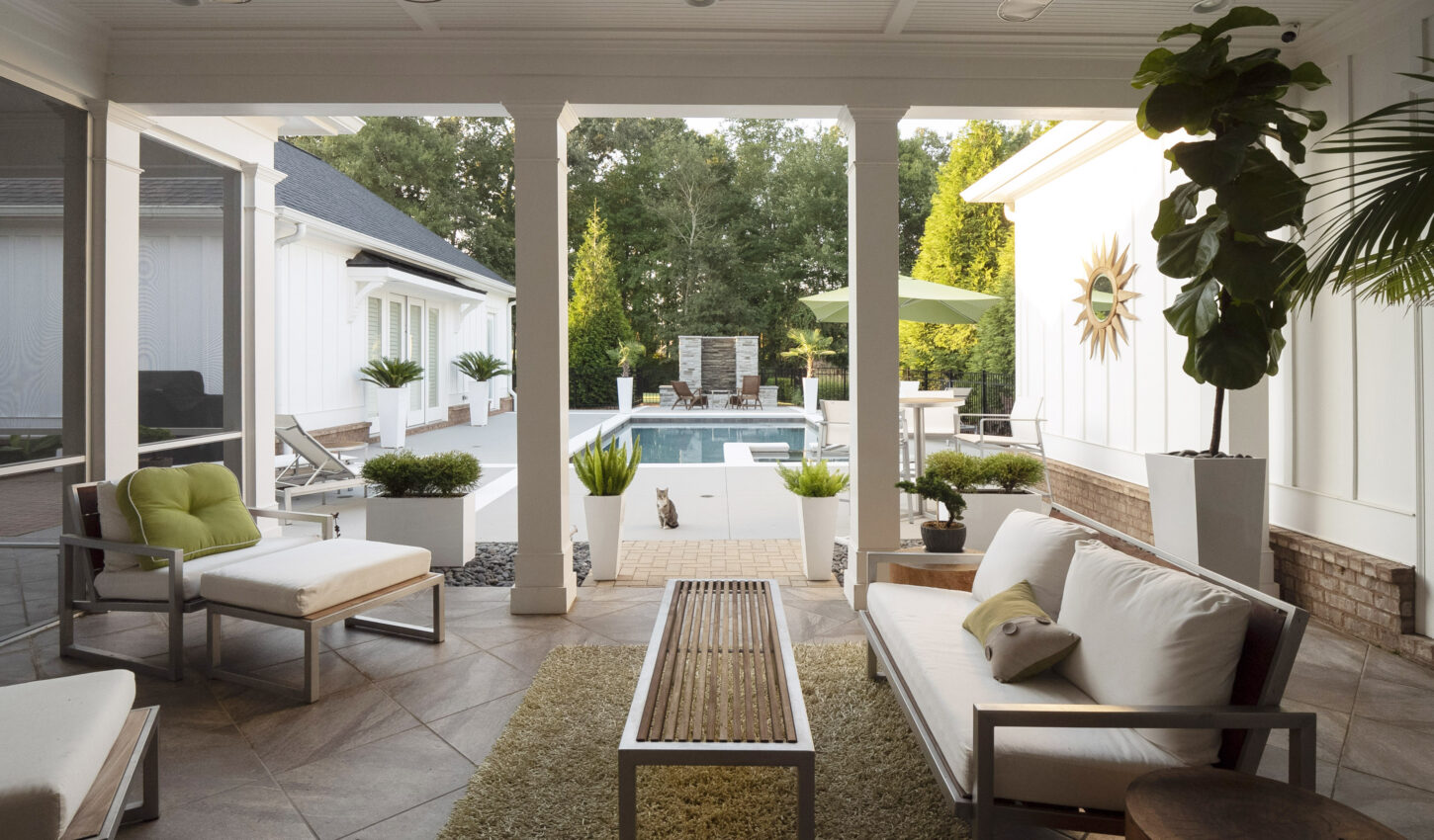 Terrasse et piscine avec meubles inox