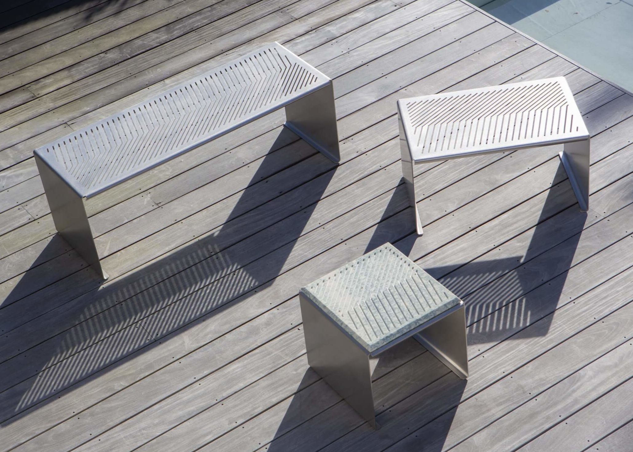 Banc inox sur terrasse en bois